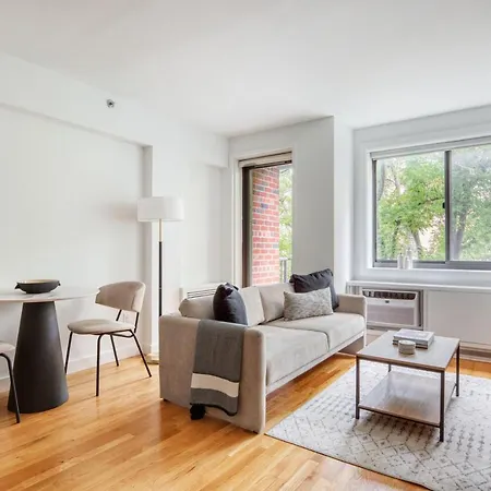 Chelsea Studio W Elevator Wd Nr Flatiron Nyc-1225